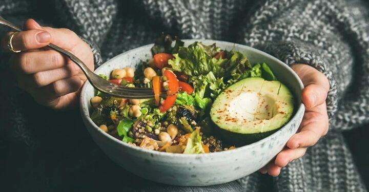 Eating Well on the Road: A Senior’s Guide to Healthy Travel Food